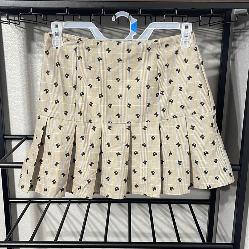 Super cute mini skirt! Size Medium!